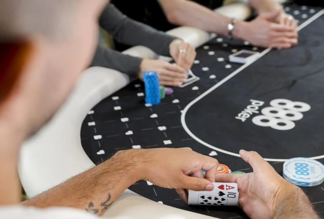 Pokerspieler, der sich seine Hand anschaut